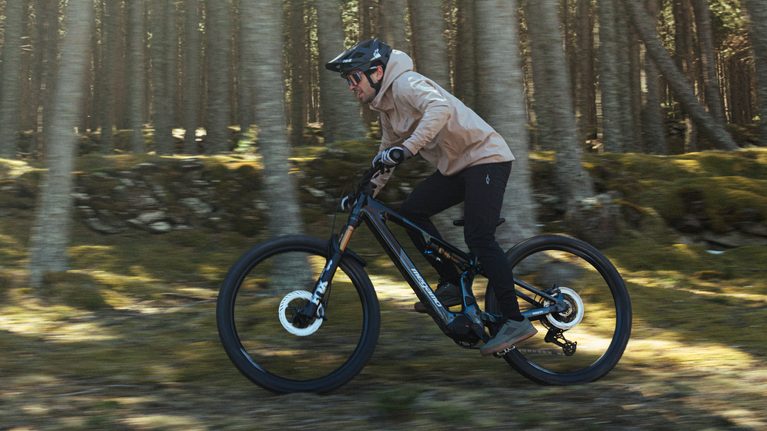 Bicicleta eléctrica de carbono o aluminio: diferencias y cuál elegir